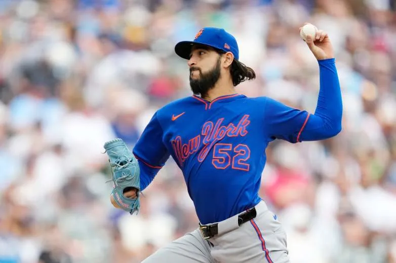 MILWAUKEE, WISCONSIN - JULY 22: Cionel Pérez #52 of the New York Mets pitches against the Milwaukee Brewers in the fourth inning at American Family Field on July 22, 2026 in Milwaukee, Wisconsin. (Photo by Patrick McDermott/Getty Images)